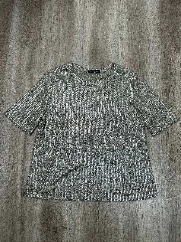 Top Short Sleeve By Kim & Cami In Silver, Size: M