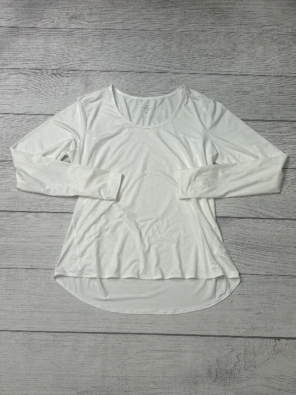 Athletic Top Long Sleeve Crewneck By Athleta In White, Size: Xl